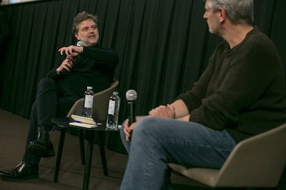 El director de 'Damsel', Juan Carlos Fresnadillo, conversa con el periodista Gregorio Belinchón en un encuentro con suscriptores de EL PAÍS en Madrid.