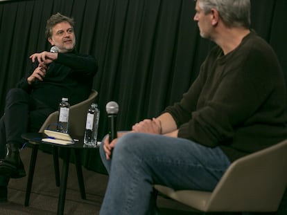 El director de 'Damsel', Juan Carlos Fresnadillo, conversa con el periodista Gregorio Belinchón en un encuentro con suscriptores de EL PAÍS en Madrid.