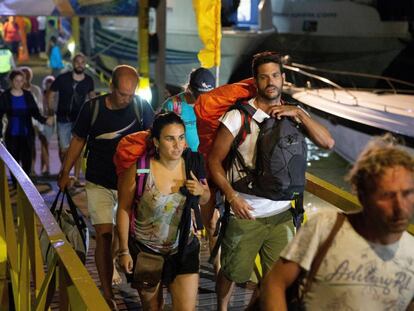 Varios turistas evacuados de la isla Gili llegan al aeropuerto de Benoa en Bali (Indonesia).
