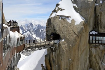 El mirador del pico Aiguille du Midi, en los Alpes franceses.