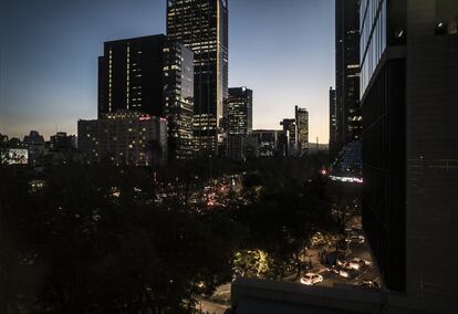 Atardecer sobre la avenida Paseo de la Reforma en Ciudad de México.