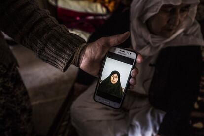Una fotografía de una niña de 13 años secuestrada por el Estado Islámico. La organización terrorista la ha enviado al móvil de su madre, Sea Haso, como prueba de vida. Piden 15.000 dólares de rescate.