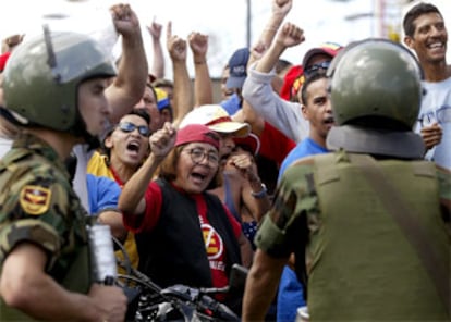 Partidarios de Chávez increpan a los opositores durante la marcha en Caracas.