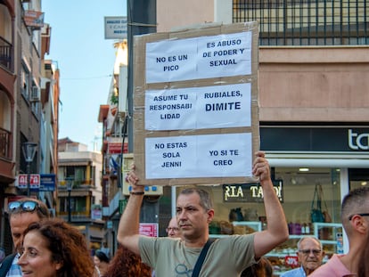 Unas cincuenta personas apoyaron a la futbolista Jenni Hermoso en la plaza de la Aurora de Motril, el pueblo de Luis Rubiales, el 1 de septiembre.