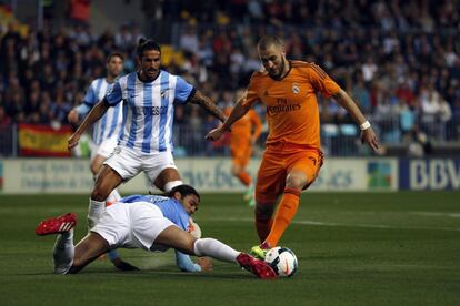Sergio Sánchez bloquea el paso de Benzema lléndose al suelo.