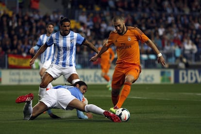 Sergio Sánchez bloquea el paso de Benzema lléndose al suelo.