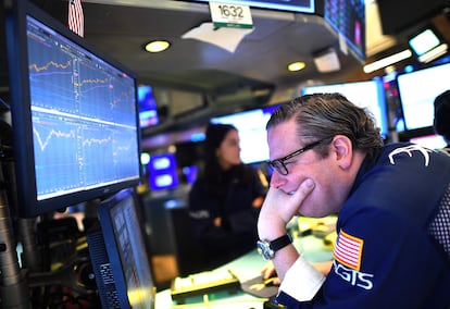 Un agente de Bolsa busca movimientos en una de sus pantallas, este jueves en Wall Street.