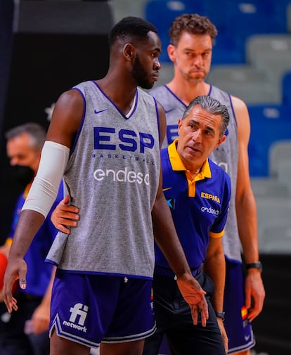 Garuba recibe instrucciones de Scariolo ante la mirada de Pau Gasol. feb