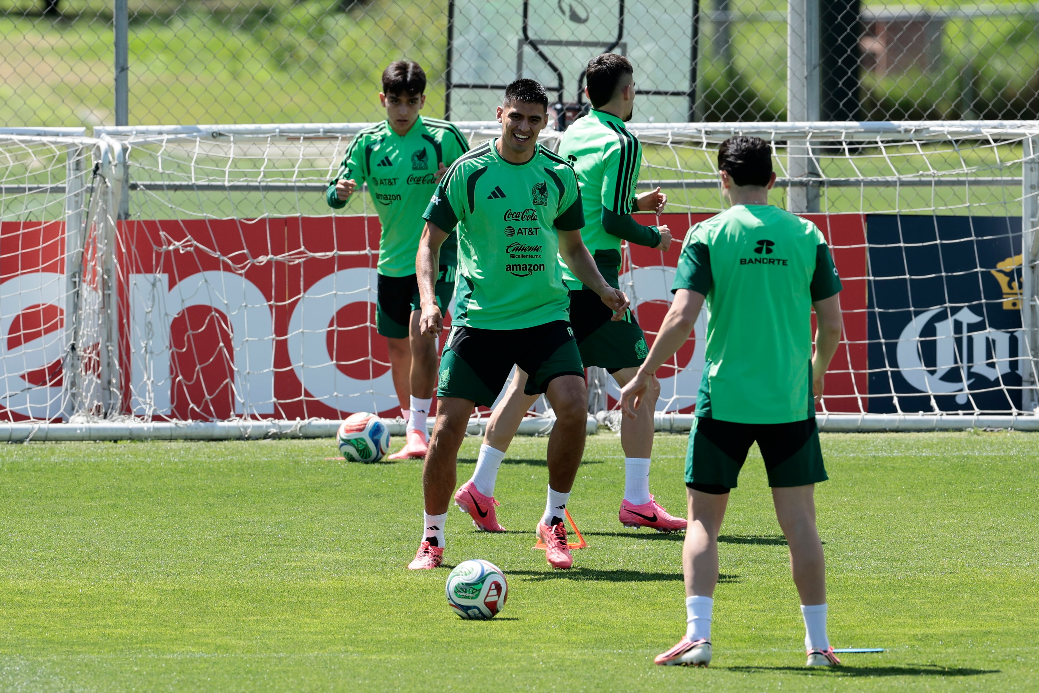 Aguirre ante el dilema de que todos jueguen en la selección mexicana