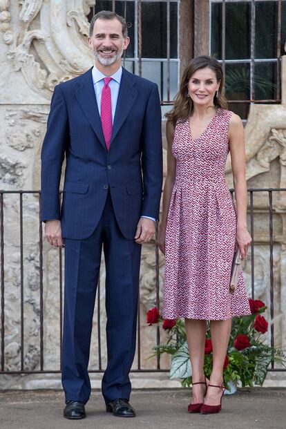 Los looks de la reina Letizia en su viaje a Estados Unidos están siendo tan comentados como aplaudidos. Uno de nuestros favoritos es este vestido que lució en su primer acto en San Antonio (Texas) en el que visitó la Misión de San José. Una prenda de corte midi con falda evasé que completó con bolso de Magrit y zapatos de Lodi.