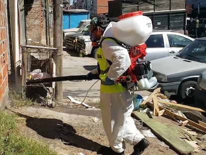 Un equipo gubernamental desinfecta las calles y las casas de un barrios popular en Argentina para combatir el dengue.