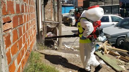 Un equipo gubernamental desinfecta las calles y las casas de un barrios popular en Argentina para combatir el dengue.
