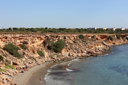 Una perspectiva de Cala Mosca, en Orihuela (Alicante), tomada esta semana.