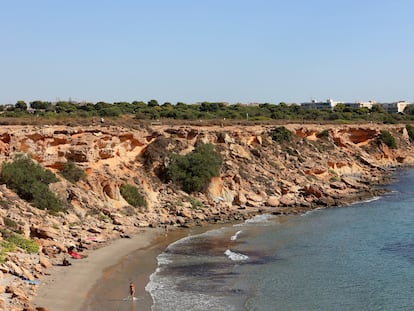 Una perspectiva de Cala Mosca, en Orihuela (Alicante), tomada esta semana.