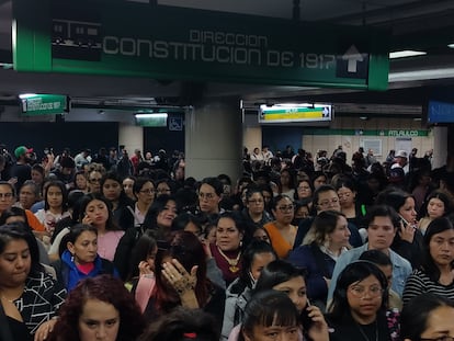 Cientos de personas de aglomeran en una estación de la Línea 8 del Metro de Ciudad de México, ante las fallas que entorpecieron el traslado de miles de capitalinos a sus hogares. 