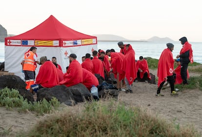 Una embarcación con 30 Migrantes en Haría (Lanzarote) tras la llegada de su embarcación a la isla el 31 de diciembre.