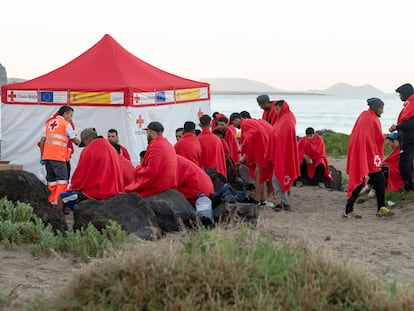 Una embarcación con 30 Migrantes en Haría (Lanzarote) tras la llegada de su embarcación a la isla el 31 de diciembre.