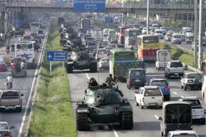 Poco a poco, la capital tailandesa recupera el ritmo normal. Solamente la presencia de los militares altera la imagen cotidiana de Bangkok.