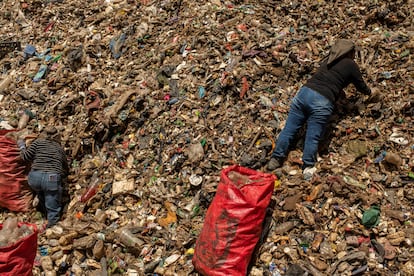 Sebastiana Xocoxic (de negro), junto a otra colega, separa el plástico reciclable de la basura recolectada por Ocean Cleanup.