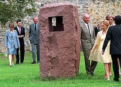 Inauguración del Museo Chillida el 16 de septiembre de 2000. El artista aparece entre una de sus obras y la reina Sofía. Detrás, el rey Juan Carlos y el <i>lehendakari</i>, Juan José Ibarretxe.