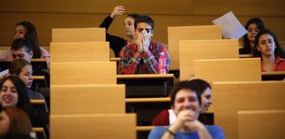 Estudiantes antes de la prueba de Selectividad.