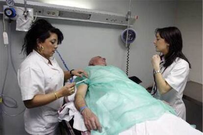 Enfermeras atendiendo a un paciente en urgencias del hospital de Bellvitge, en L'Hospitalet.