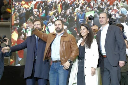 El presidente de Vox, Santiago Abascal junto a Javier Ortega Smith y Rocío Monasterio.