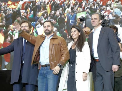 El presidente de Vox, Santiago Abascal junto a Javier Ortega Smith y Rocío Monasterio.