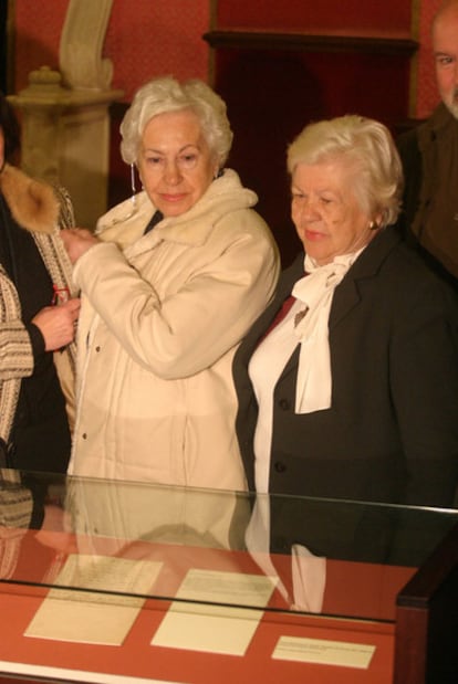Eulalia Machado (izquierda) junto a su prima Leonor, en 2004.