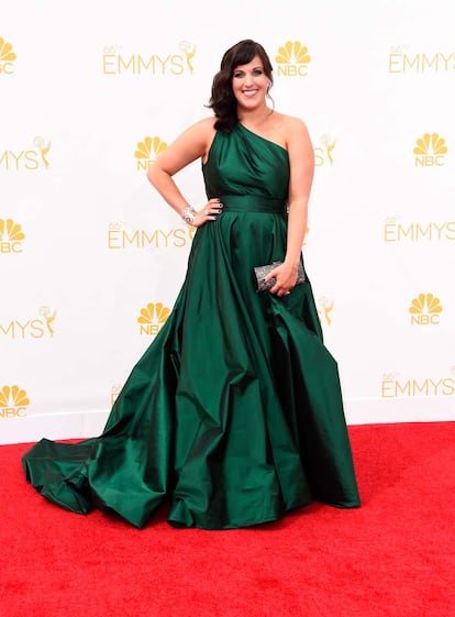 Allison Tolman con vestido verde con hombro asimétrico de la firma Romona Keveza.