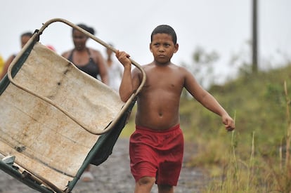 Persones evacuades per l'huracà retornen a les seves cases a la comunitat Carbonera, a Guantánamo (Cuba), el 5 d'octubre.