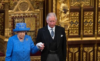 La reina Isabel II y el príncipe Carlos en la apertura del parlamento británico, el 21 de junio de 2017, en Londres.