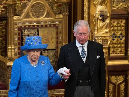 La reina Isabel II y el príncipe Carlos en la apertura del parlamento británico, el 21 de junio de 2017, en Londres.