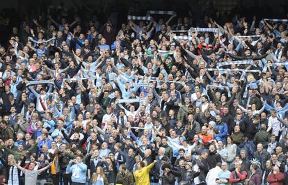 Aficionados del Manchester City celebran la consecución del titulo de campeón de la Premier League 