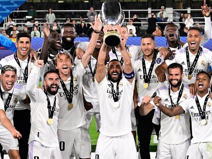 Benzema levanta al cielo de Helsinki el título de la Supercopa conseguido este miércoles por el Real Madrid.