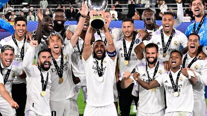 Benzema levanta al cielo de Helsinki el título de la Supercopa conseguido este miércoles por el Real Madrid.