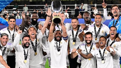 Benzema levanta al cielo de Helsinki el título de la Supercopa conseguido este miércoles por el Real Madrid.