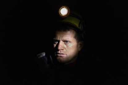 Bulqizë, conocida como la “ciudad de las minas”, es una pequeña ciudad de 12.000 habitantes en las montañas nororientales de Albania y posee la mayor reserva de cromo de Europa. Albert Daka, 42 años, trabaja de minero en Bulqizë. Los mineros arriesgan su vida a diario por un salario mensual aproximado de 350 dólares.