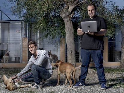 Álvaro de Francisco y Álvaro Serrano, retratados en la protectora de animales de Molina de Segura (Murcia).