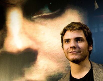 El actor Daniel Brühl, durante la presentación en Barcelona de la película " Salvador" , de Manuel Huerga.