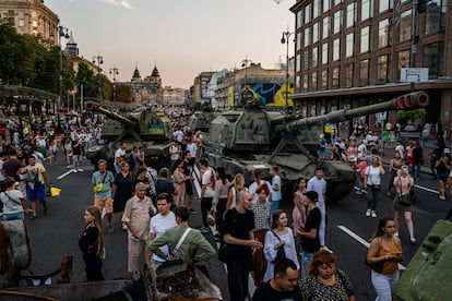 A medida que aumenta la preocupación por que las tropas rusas intensifiquen la ofensiva en el Día de la Independencia de Ucrania, el miércoles, la provincia de Járkov ha anunciado que introducirá un toque de queda de 36 horas a partir de las siete de la tarde del martes. En la imagen, una multitud observaba el domingo un vehículo militar ruso destruido expuesto en una calle de Kiev, que se ha convertido en un museo militar al aire libre.