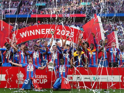 Los jugadores del Crystal Palace levantan el trofeo de la FA Cup tras vencer al Manchester City.