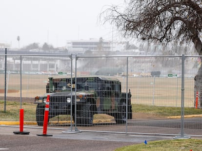 Un vehículo de la Guardia Nacional de Texas se estaciona detrás del enrrejado en Eagle Pass, Texas, el 14 de enero 2024.