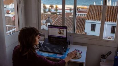 Una mujer teletrabaja durante el estado de alarma decretado por el Gobierno por la crisis del coronavirus.