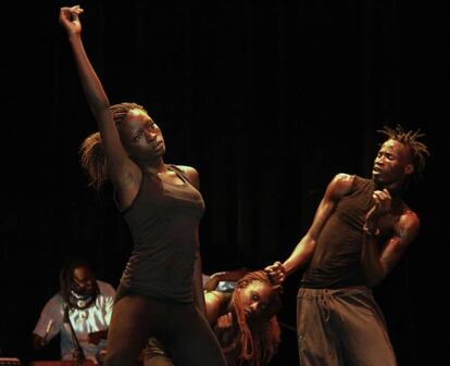 Varios jóvenes de Dakar bailan en el Dalifort Festival.