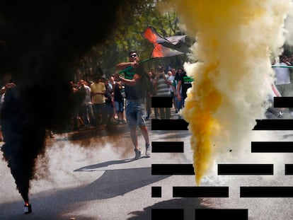 Un manifestante agita una bandera de la asociación de taxi "Plataforma Caracol", durante una huelga de taxistas en Barcelona en 2018.