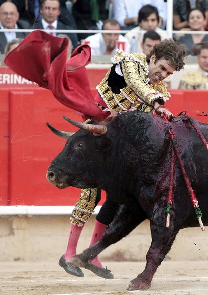 El torero José Tomás entra a matar a su primer astado durante el último festejo taurino celebrado en la Monumental de Barcelona, donde comparte cartel con Juan Mora y Serafín marín para lidiar seis toros de El Pilar.