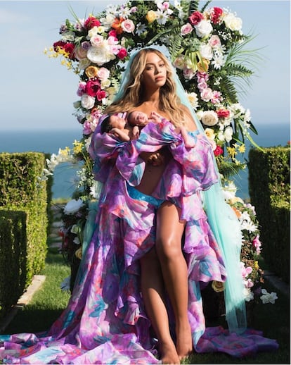 Cual una Madonna moderna, Beyoncé posa con Sir Carter y Rumi, al mes del nacimiento de los mellizos. Se supone que la foto quiere tener algo de celebración de la vida, pero rebosa de un aire mortuorio que tira para atrás. Si la cantante asegurase que se inspiró en la Semana Santa sevillana, nos lo creeríamos.