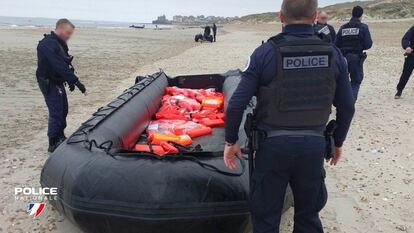 Imagen de archivo de una embarcación interceptada por la policía en Wimereux, en Francia, cuando estaba a punto de zarpar el 23 de marzo.