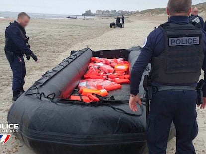 Imagen de archivo de una embarcación interceptada por la policía en Wimereux, en Francia, cuando estaba a punto de zarpar el 23 de marzo.